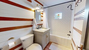 Badekar, hårføner og håndklær