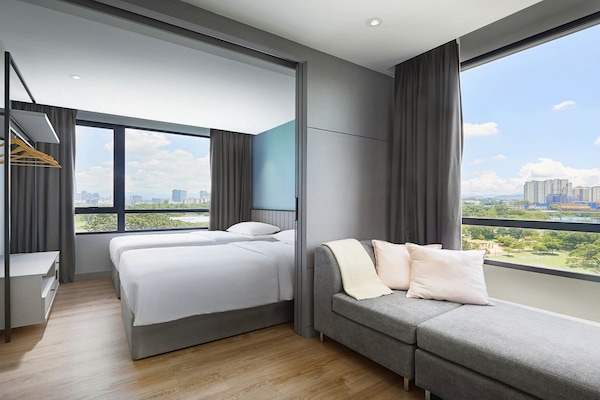 Two Bedroom Studio | Peti besi dalam bilik, meja, langsir/tirai gelap terus, Wi-fi percuma