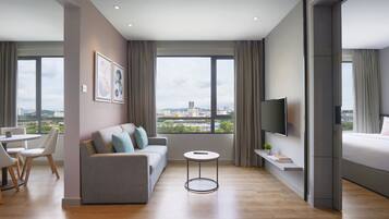 One Bedroom Studio Type 2 | Ruang tamu | 42 inci sebuah televisyen pintar dengan satelit, TV