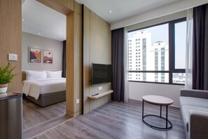 One Bedroom Deluxe | Värdeförvaringsskåp på rummet, skrivbord och mörkläggningsgardiner