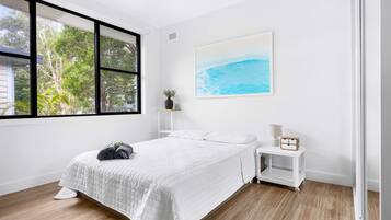 3 dormitorios, tabla de planchar con plancha, cuna de viaje