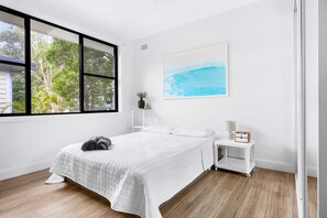 3 habitaciones, tabla de planchar con plancha y cuna de viaje