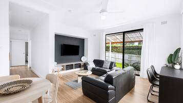 Una Smart TV, libros