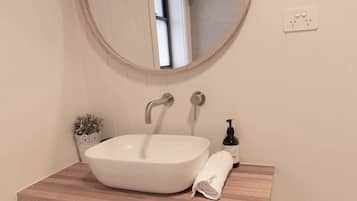 Combined shower/bathtub, hair dryer, towels, soap