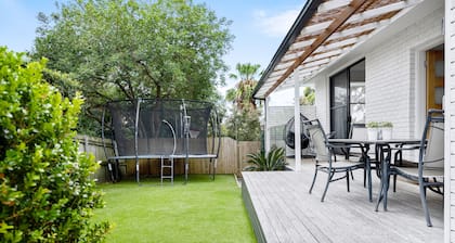 Coastal 3 Bedroom House With Private Oasis