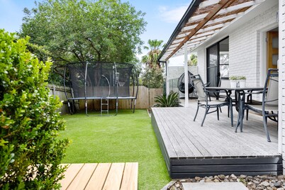 Coastal 3 Bedroom House With Private Oasis