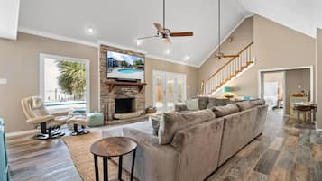 House, 5 Bedrooms | Living room