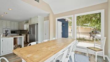 House, 5 Bedrooms | In-room dining