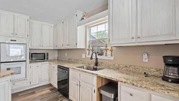 House, 5 Bedrooms | Private kitchen