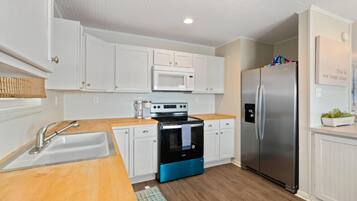 House, 3 Bedrooms | Private kitchen