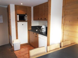 Fridge, microwave, dishwasher, coffee/tea maker