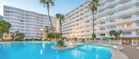 Una piscina al aire libre