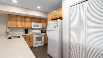 Condo, 3 Bedrooms | Private kitchen