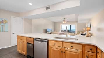Condo, 3 Bedrooms | Private kitchen
