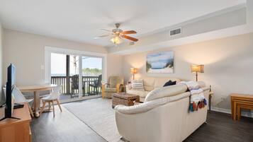 Condo, 3 Bedrooms | Living room