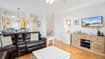 Condo, 2 Bedrooms | Living room