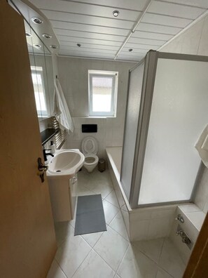 Douche, savon, papier toilette