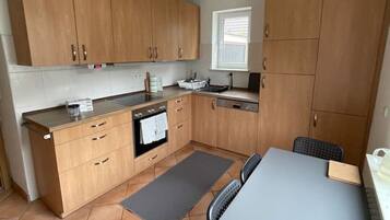 Fridge, oven, cookware/dishes/utensils, dining tables