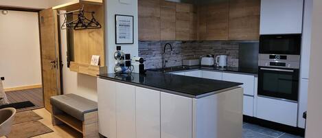 Réfrigérateur, four à micro-ondes, un four, lave-vaisselle