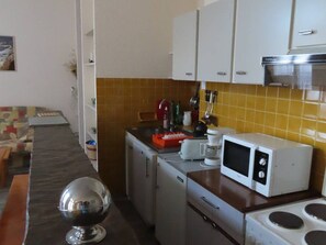 Kjøleskap, mikrobølgeovn, oppvaskmaskin og kaffetrakter/tekoker