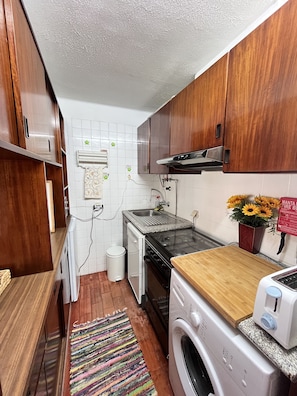 Apartamento | Cozinha privada | Geladeira grande, micro-ondas, fogão, cooktop