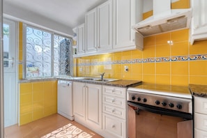 Kühlschrank, Mikrowelle, Ofen, Geschirrspüler