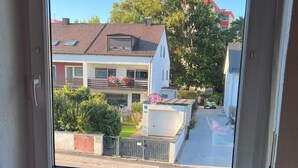 Ein Fenster mit Blick auf eine Wohngegend, einschließlich Häusern und einer Straße.