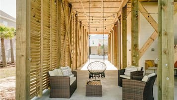 House, 4 Bedrooms | Terrace/patio