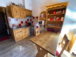 Fridge, microwave, oven, dishwasher - Studio for 4 on the slopes with balcony and parking (La Clusaz)
