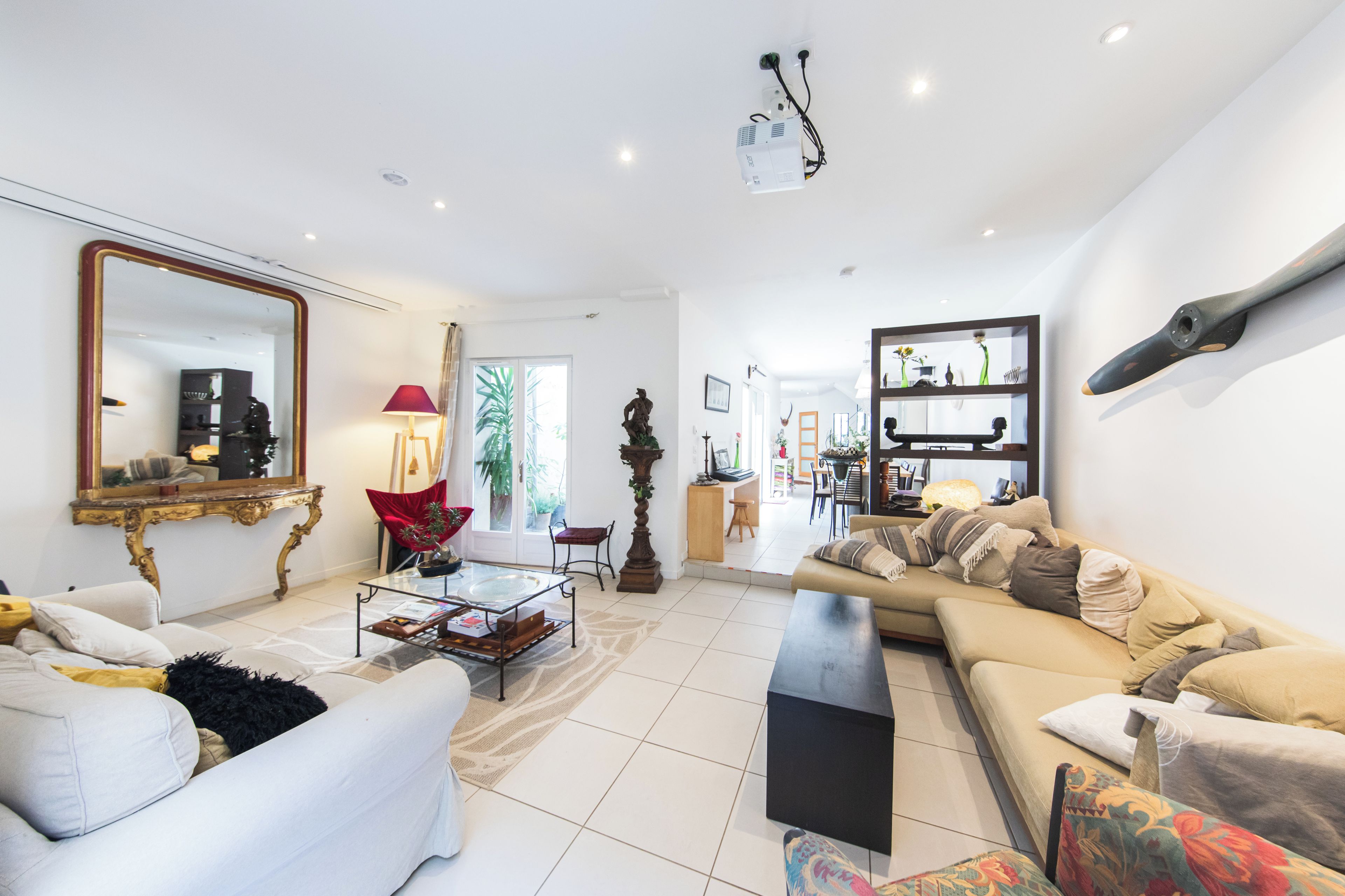 Una sala de estar moderna con un sofá, una mesa de centro y una televisión.