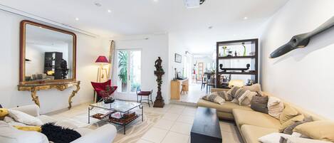 Una sala de estar moderna con un sofá, una mesa de centro y una televisión.