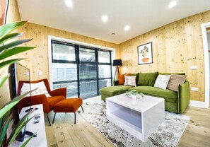 House, 2 bedrooms and 2 badrooms, Green Mews 3 with Free Parking | By My Getaways | Living area