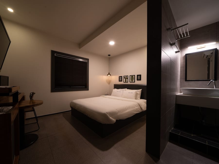 Standard-dobbeltværelse | Premium-sengetøj, gratis minibar, skrivebord, mørklægningsgardiner