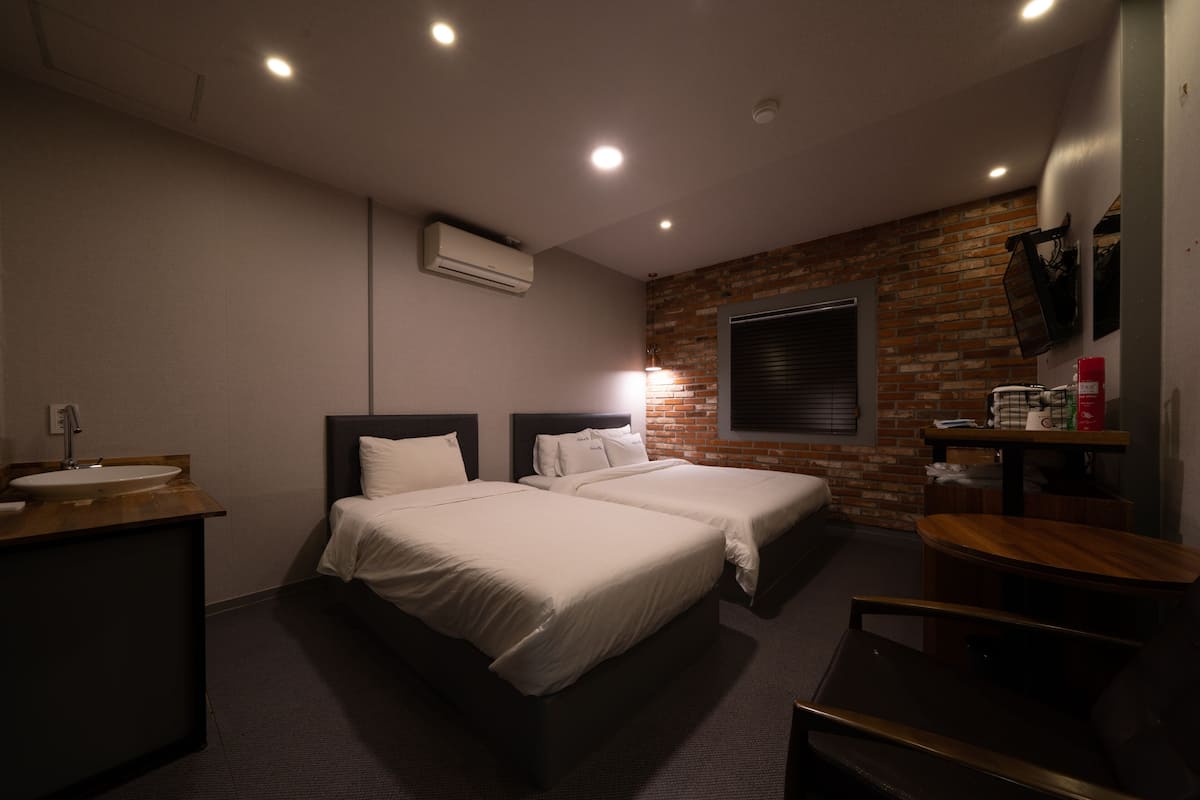 Premium bedding, free minibar, desk, blackout curtains