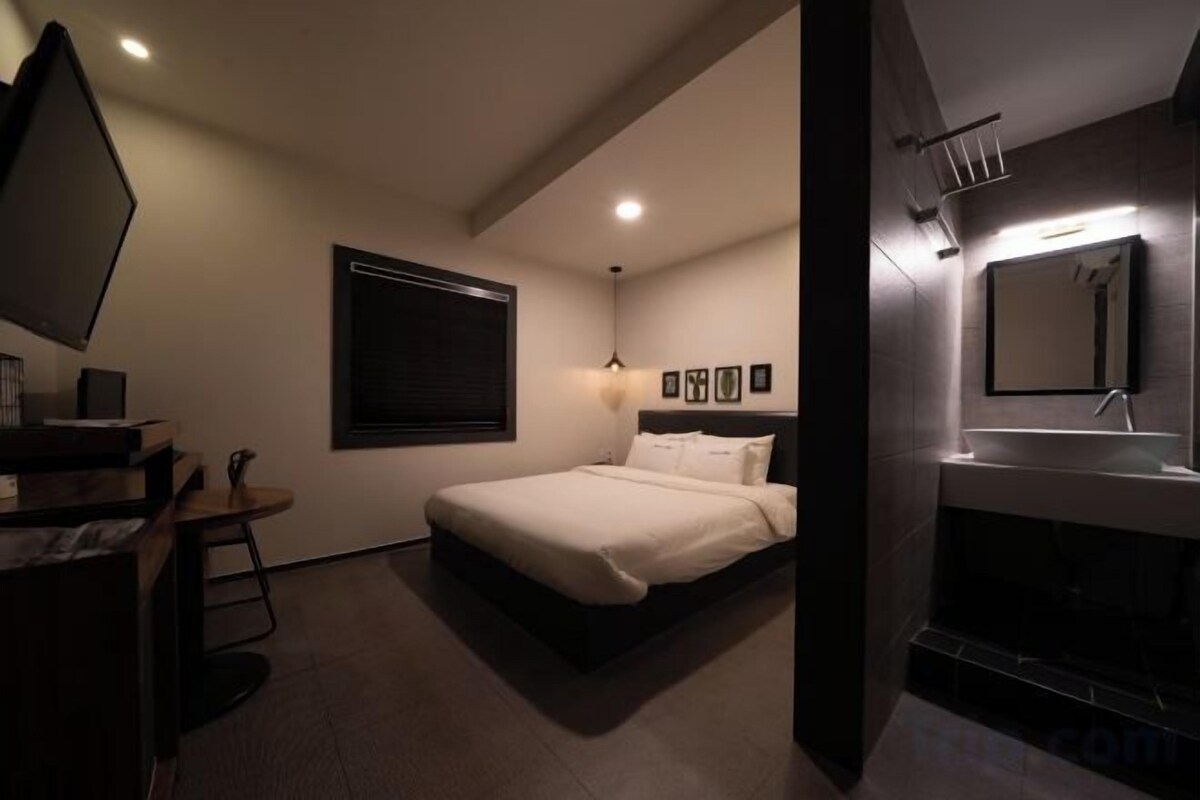 Premium bedding, minibar (free items), desk, blackout drapes