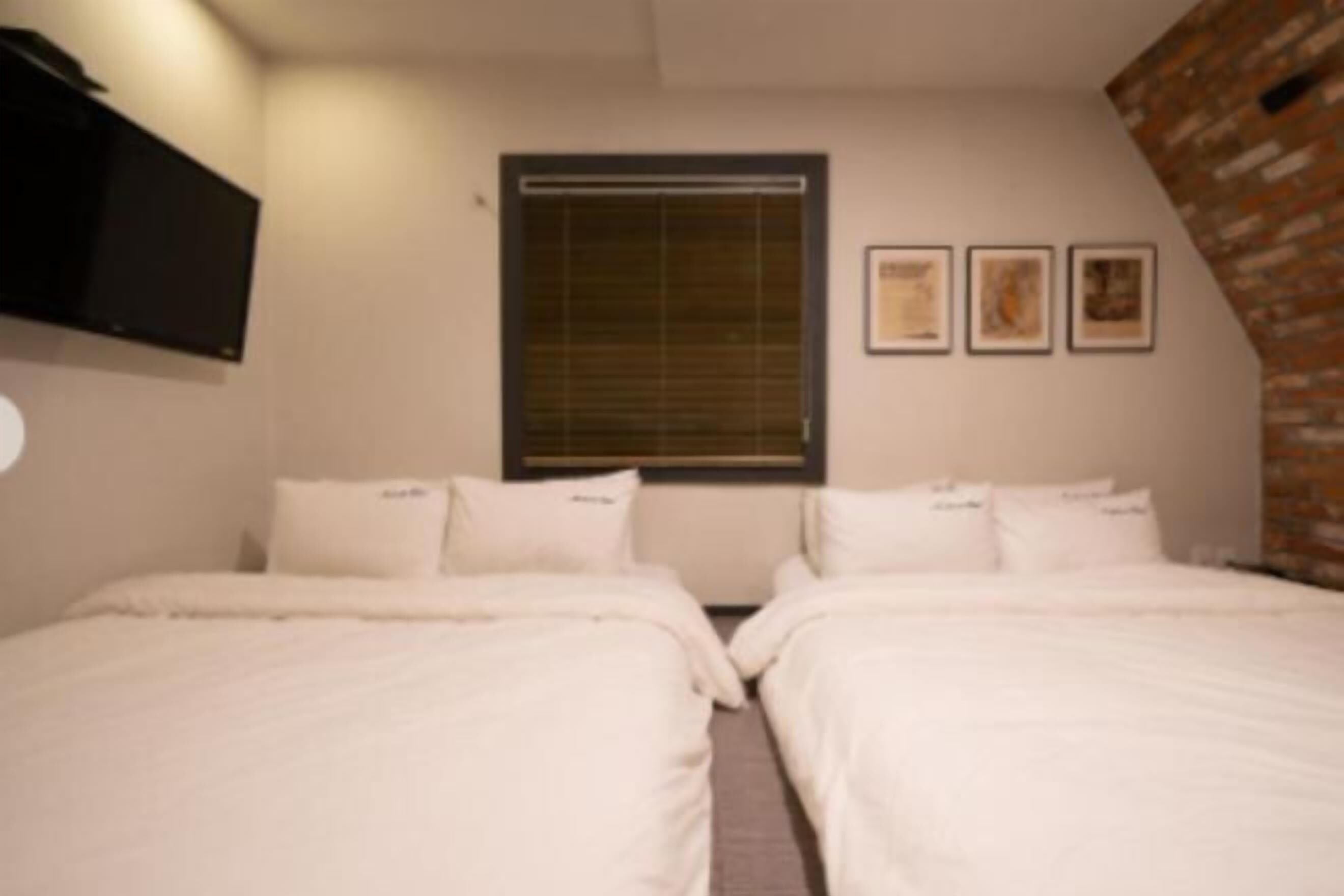 Premium bedding, free minibar, desk, blackout curtains