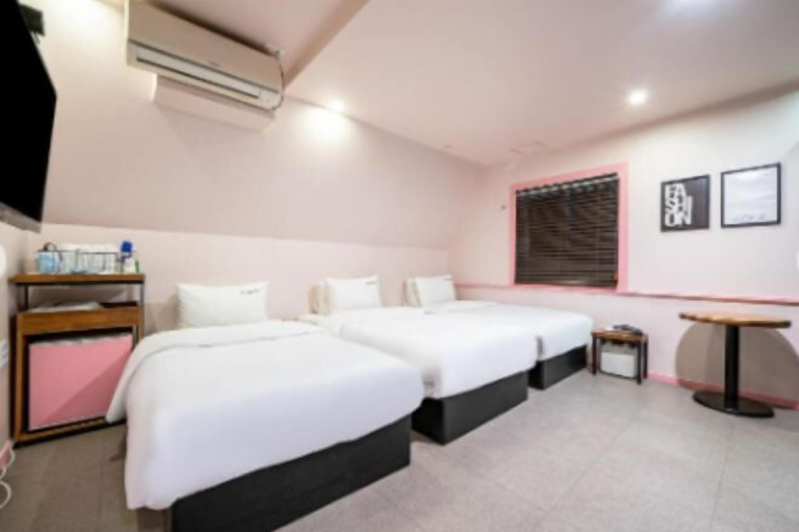 Premium bedding, free minibar, desk, blackout curtains