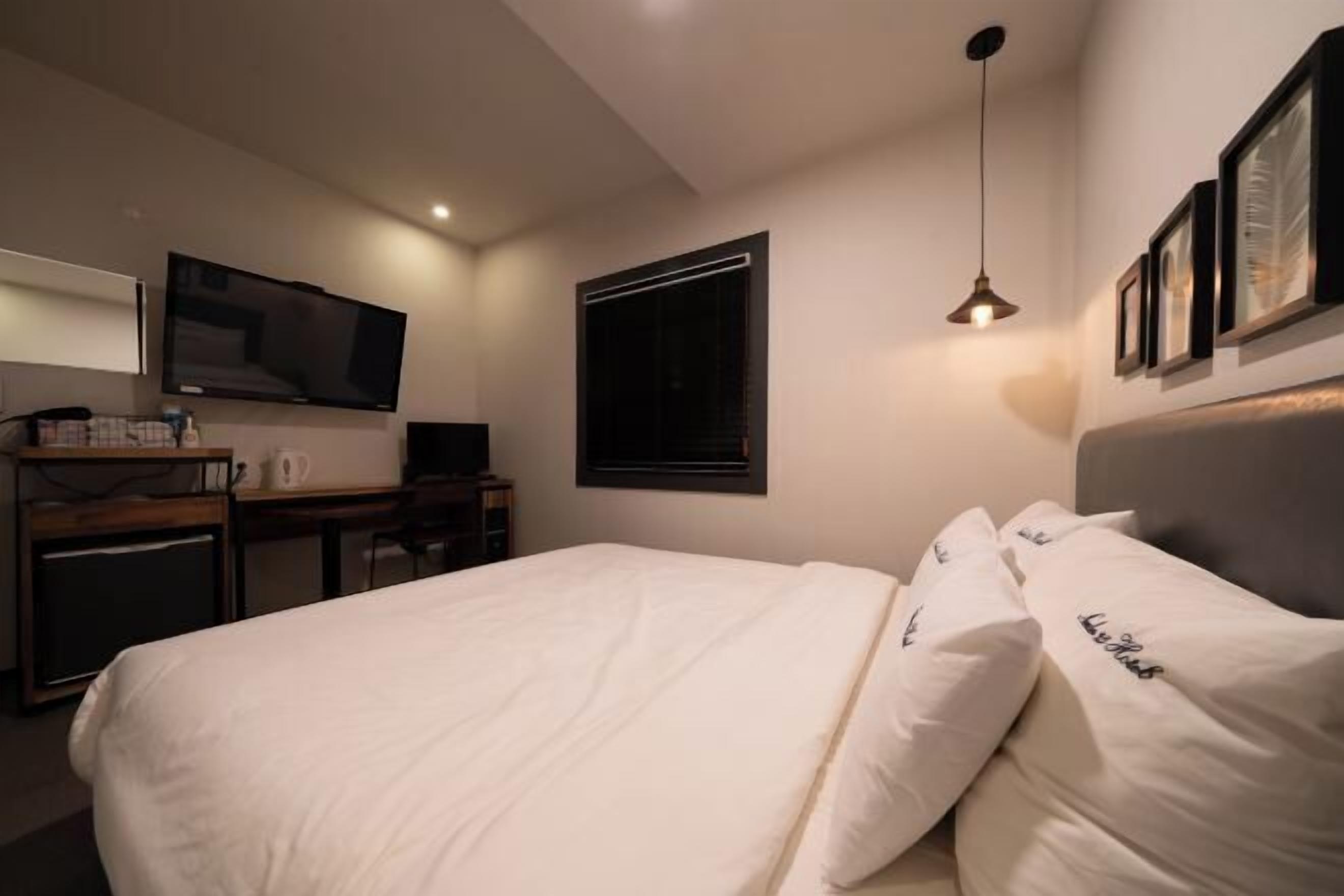 Premium bedding, free minibar, desk, blackout curtains