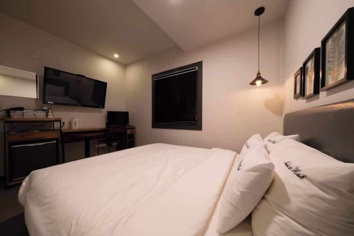 Ropa de cama de alta calidad, artículos del minibar gratis y escritorio