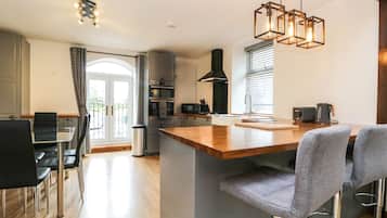 Cottage | Private kitchen | Fridge, dishwasher, electric kettle, toaster