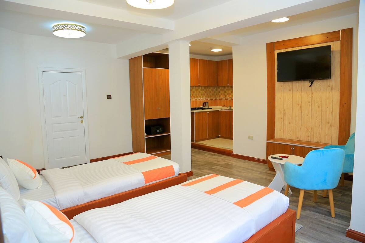 Phòng 2 giường đơn tiện nghi đơn giản | Minibar, két bảo mật tại phòng, bàn 