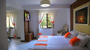 Minibar, brankas, meja kerja, dan ruang kerja ramah laptop