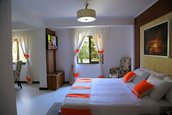Minibar, in-room safe, desk, laptop workspace - Abat Guest House (Addis Ababa)