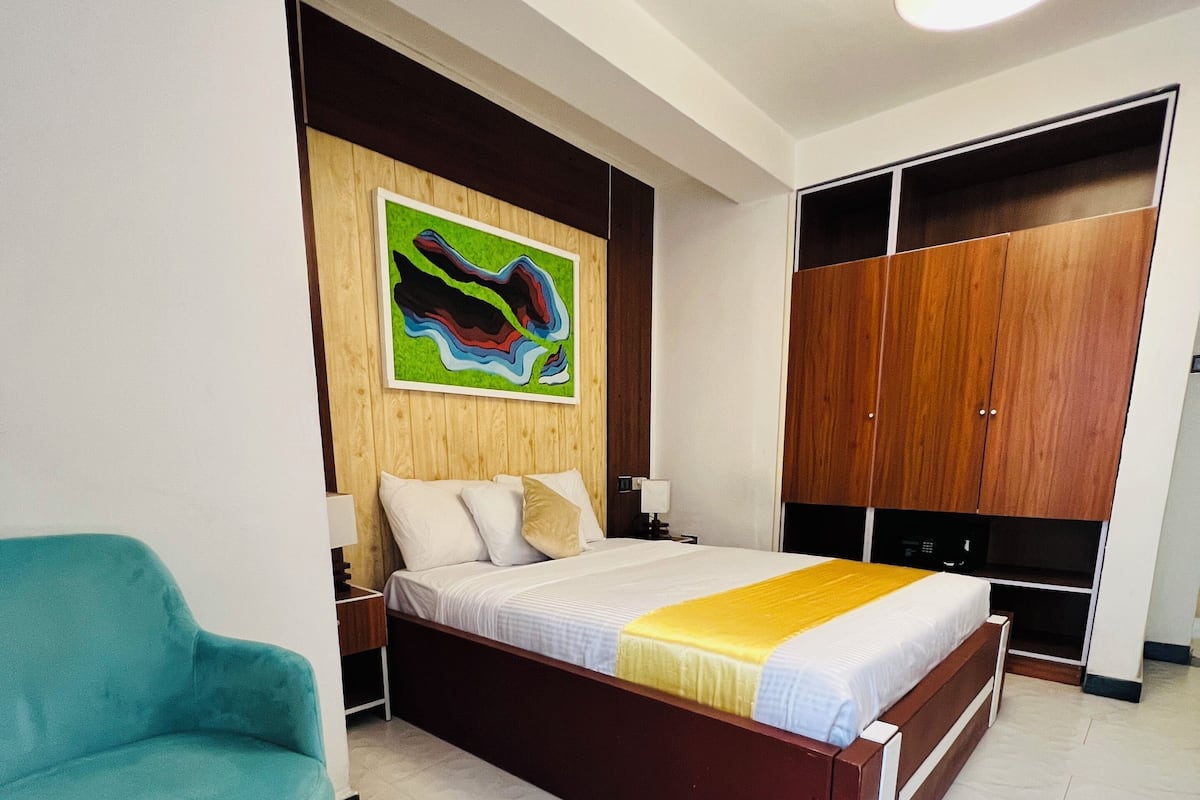 Standard Single Room | Minibar, in-room safe, desk, laptop workspace