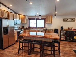 Fridge, microwave, oven, stovetop - Rustic Bliss at Montana's Secluded Hideaway (Laurel)