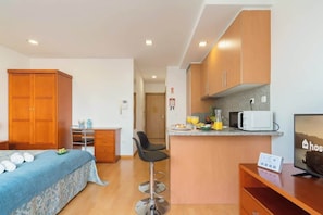 1 habitación, tabla de planchar con plancha, cuna de viaje y wifi 