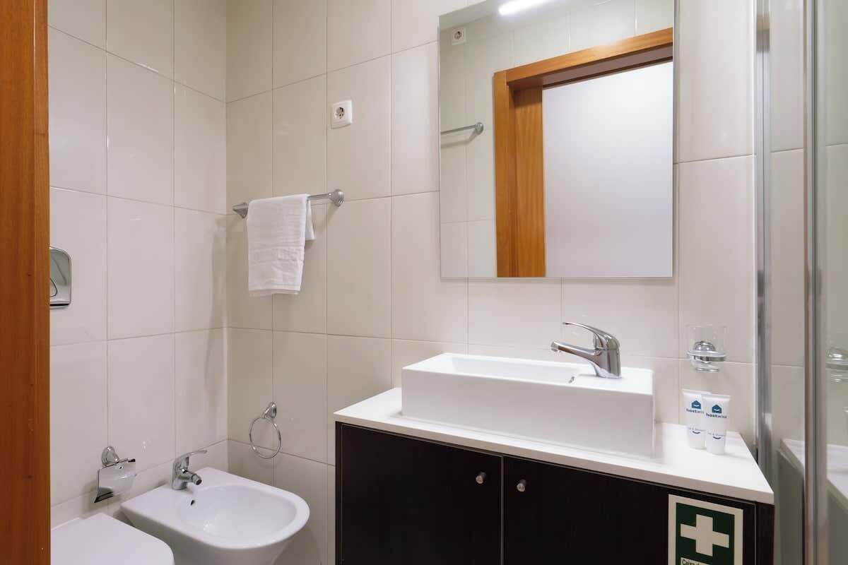 Shower, hair dryer, towels, shampoo