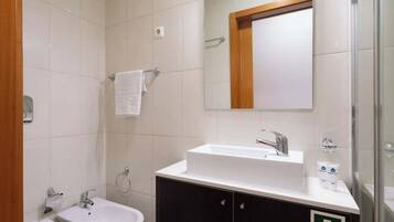 Shower, hair dryer, towels, shampoo
