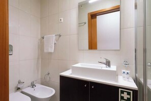 Douche, sèche-cheveux, serviettes fournies