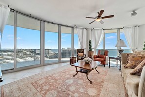 Televisión, reproductor de DVD, libros y estéreo 